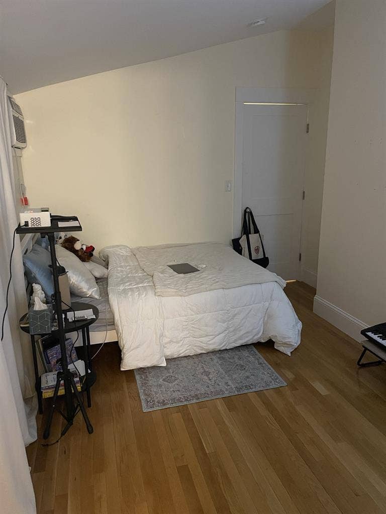Room+Bathroom available January 1st