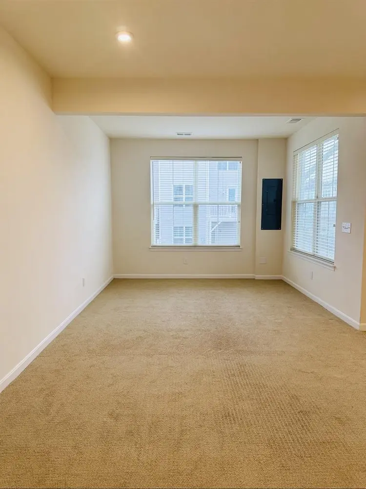 Private Ground-Level Room