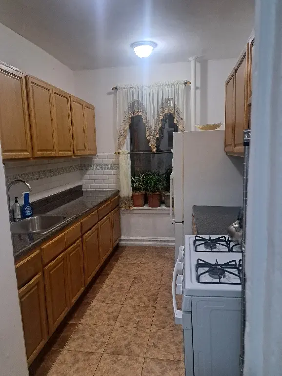 Bright, Spacious, Furnished Room