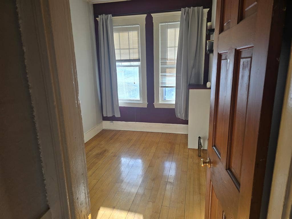 Looking for a rommate.