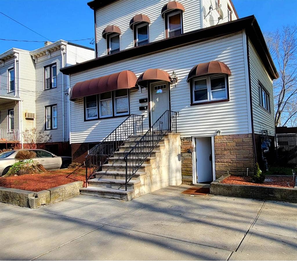 Beautiful room, available January 1