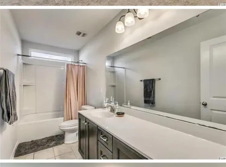 ROOM FOR RENT WITH GOOD ENERGY!