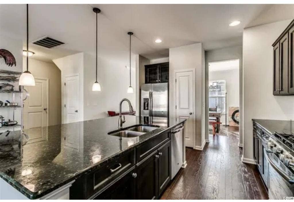 ROOM FOR RENT WITH GOOD ENERGY!