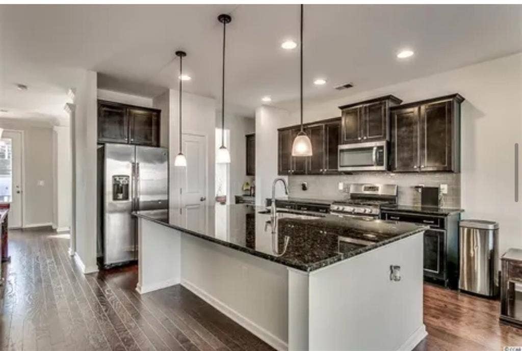 ROOM FOR RENT WITH GOOD ENERGY!