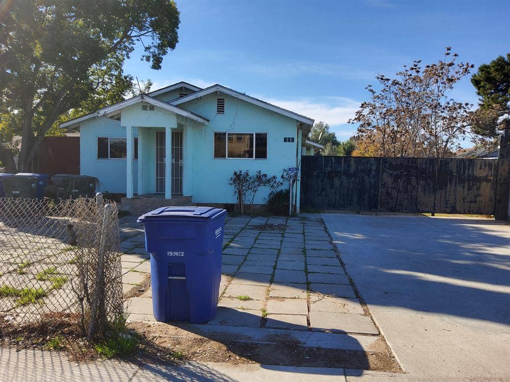 Roommate to share lg 3 bd