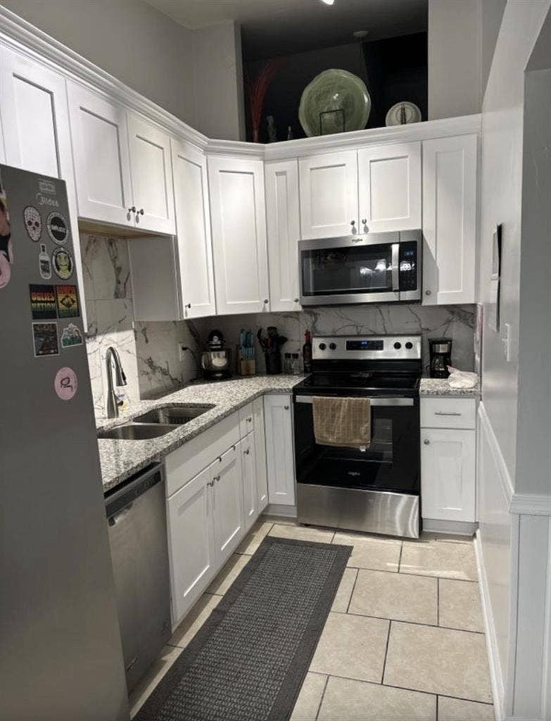 Lg room/private bath all utilities