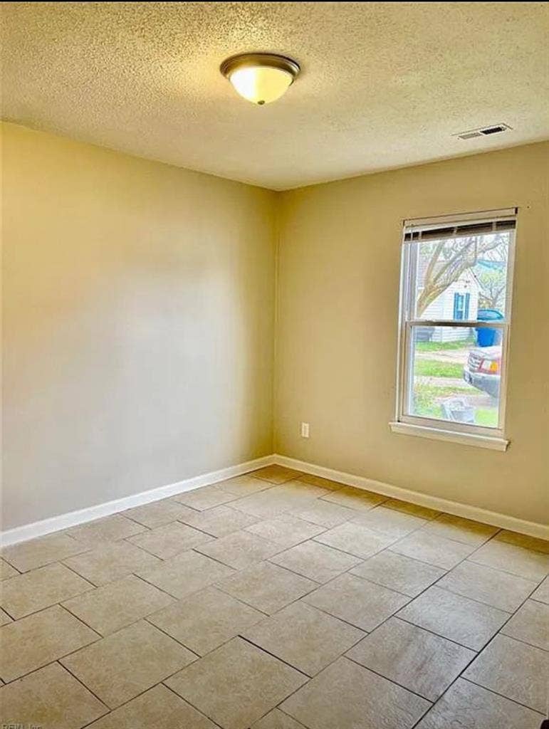 Lg room/private bath all utilities