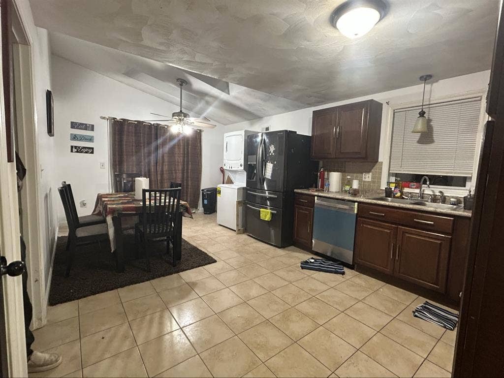 Three bed 1bath in a single family