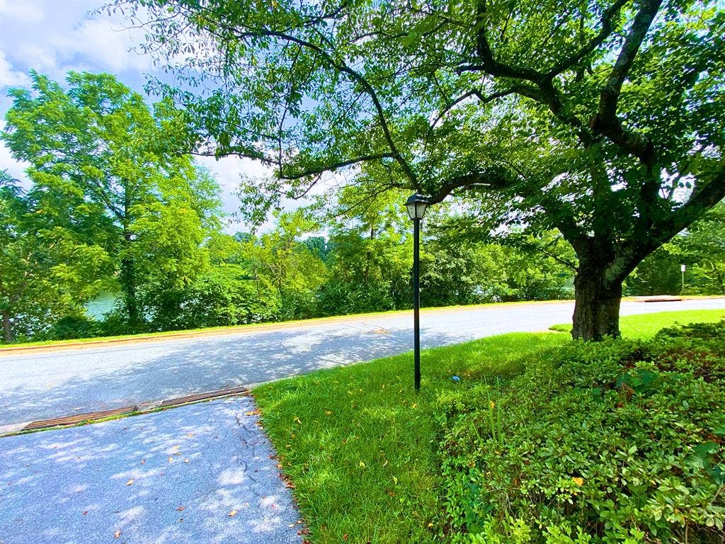 Huge Basement - Rent in a BIG Home