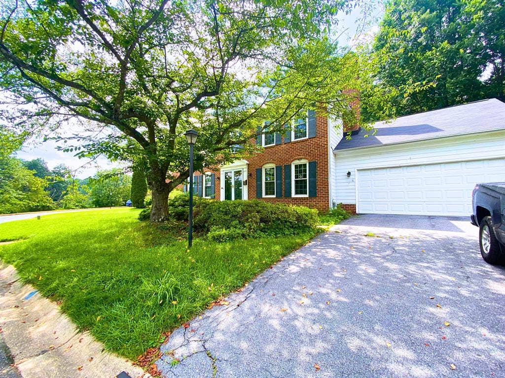 Huge Basement - Rent in a BIG Home