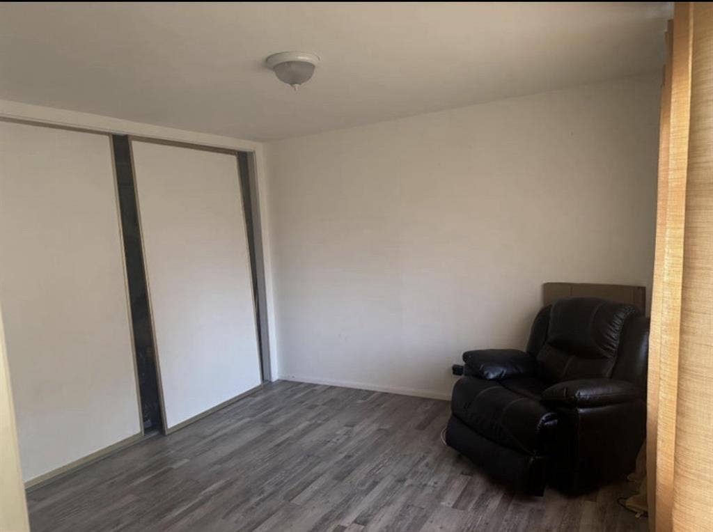 Seeking Gal Roommate