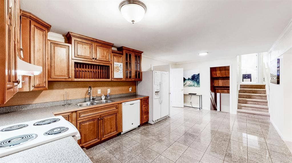 7 BR in Riverdale