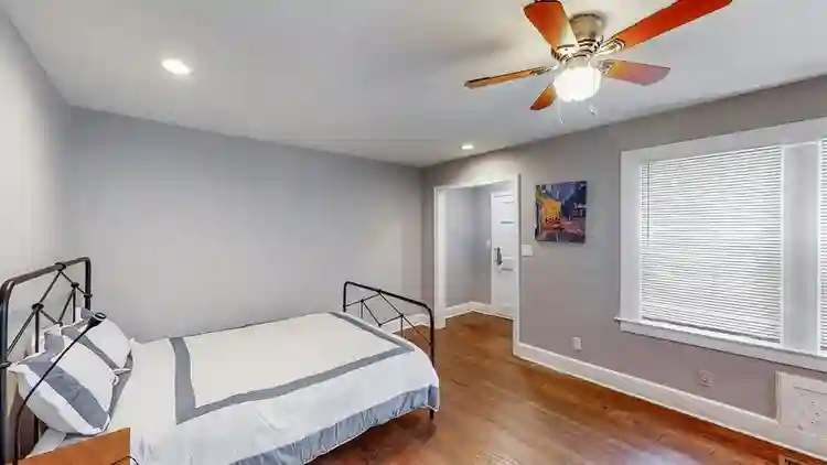 6 BR in East Point