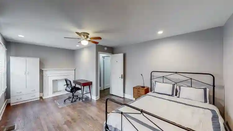 6 BR in East Point