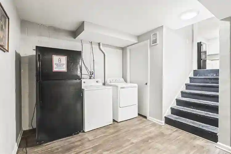 6 BR in Riverdale