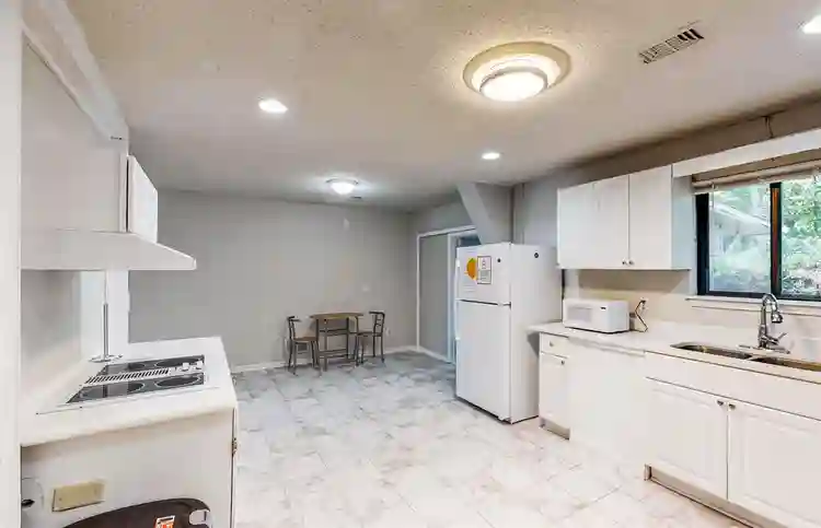 8 BR in Riverdale