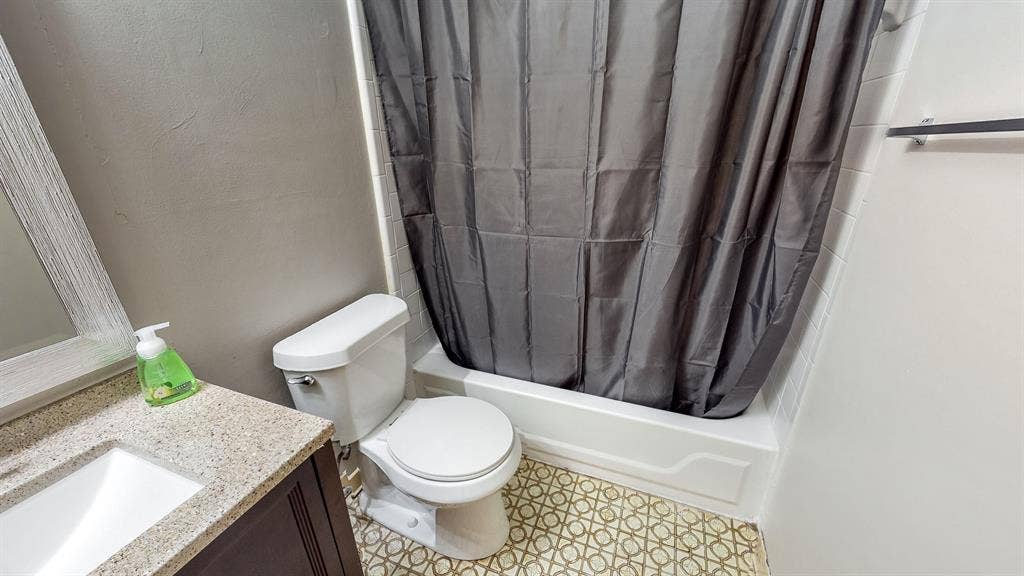 8 BR in Stonecrest