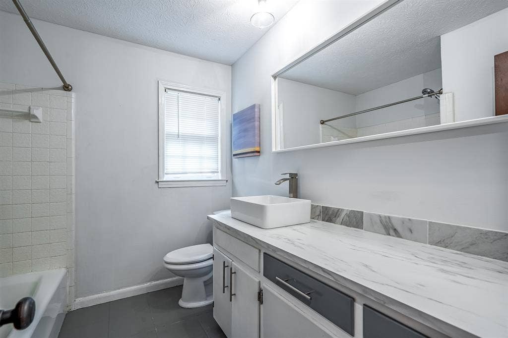 8 BR in Stone Mountain