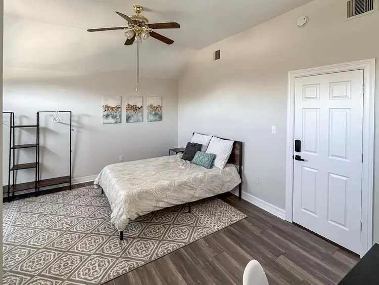 7 BR in Houston