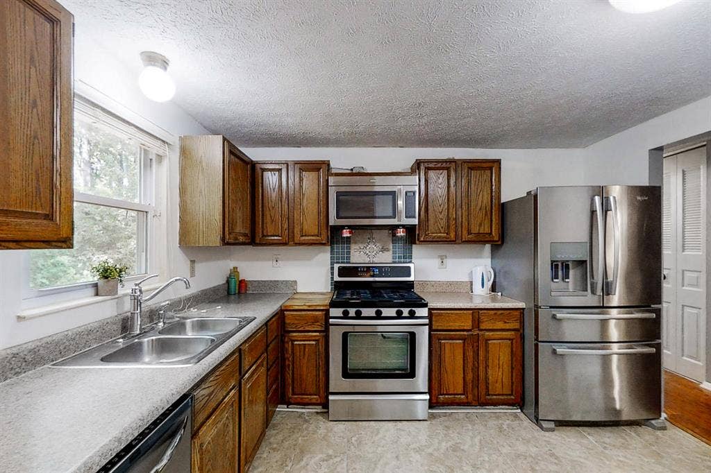 8 BR in Stone Mountain