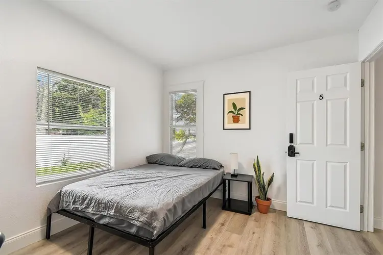 12 BR in St. Petersburg