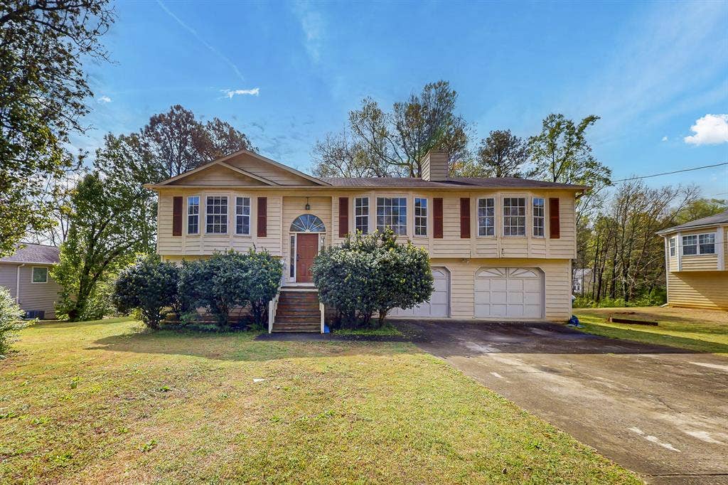 8 BR in Lawrenceville