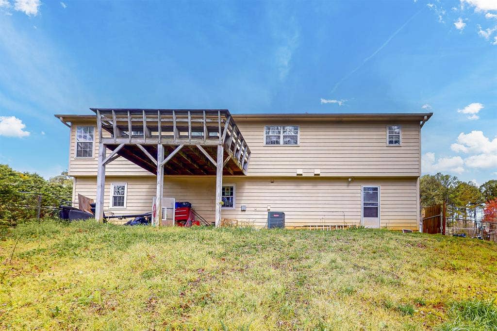 8 BR in Lawrenceville