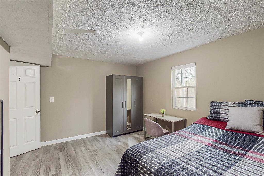 8 BR in Lawrenceville