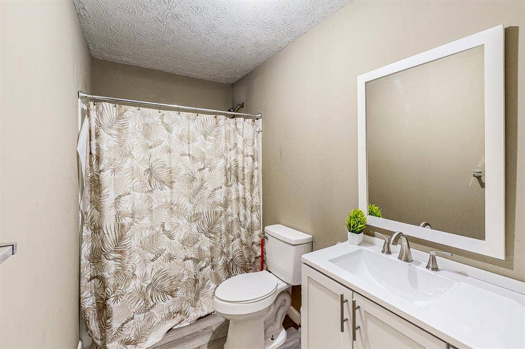 8 BR in Lawrenceville