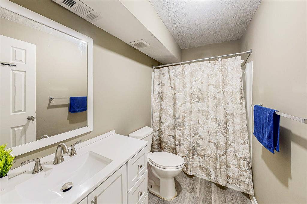 8 BR in Lawrenceville