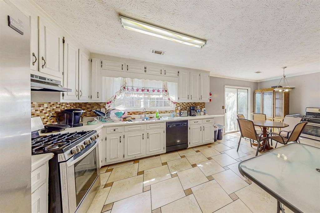 8 BR in Lawrenceville