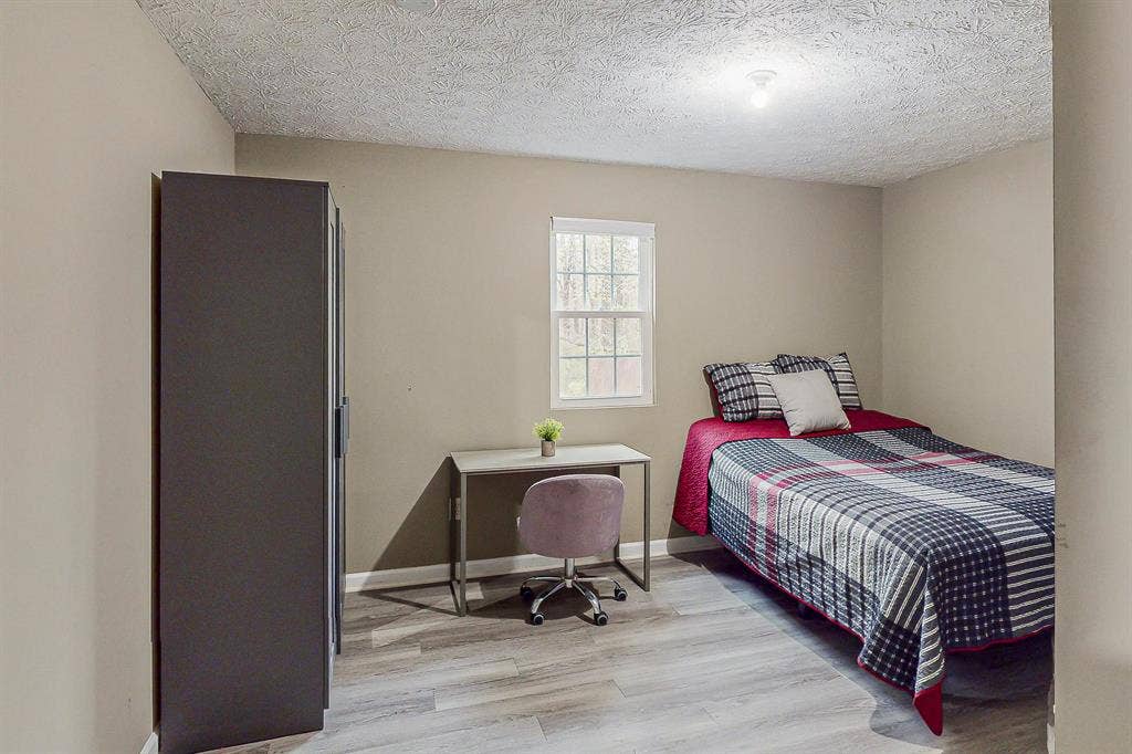 8 BR in Lawrenceville