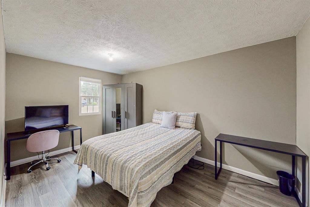 8 BR in Lawrenceville