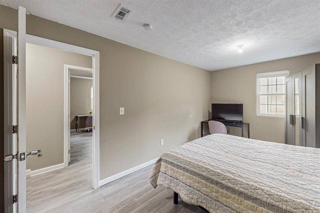8 BR in Lawrenceville