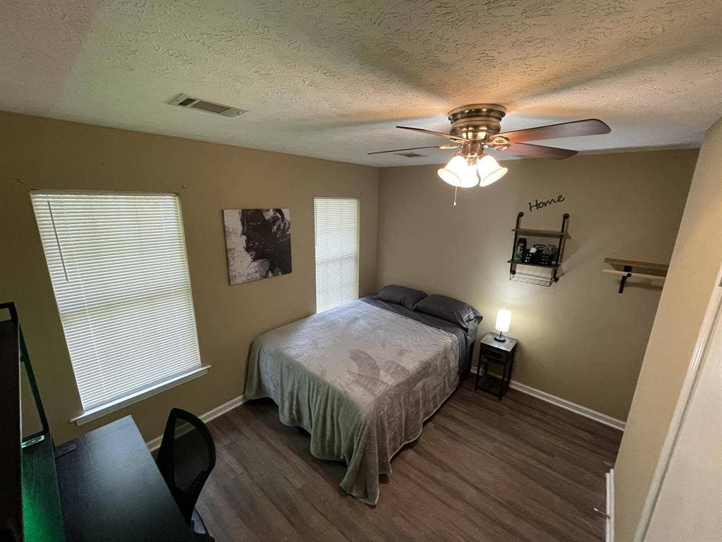 6 BR in Montgomery