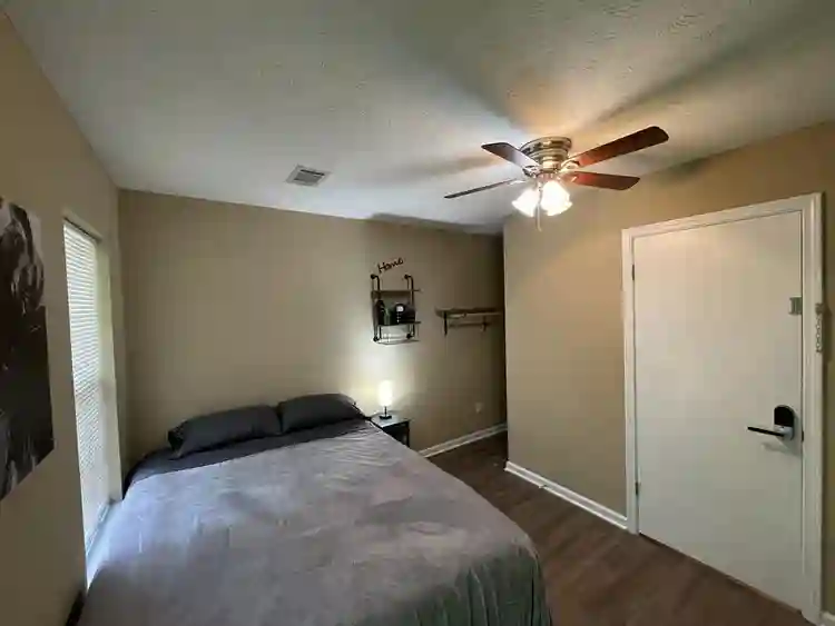 6 BR in Montgomery