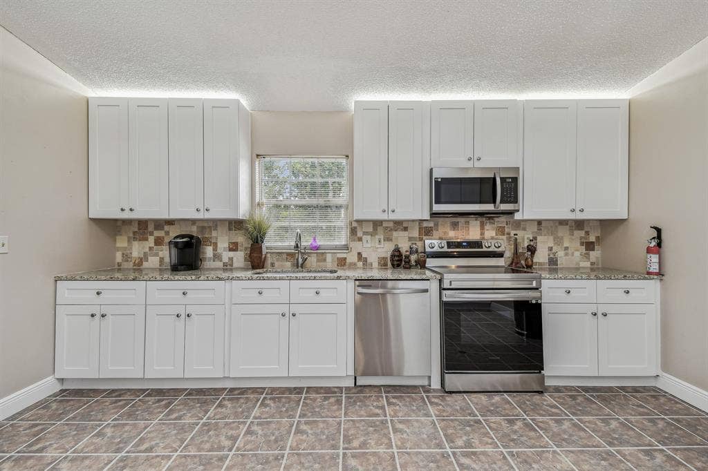 9 BR in Deltona