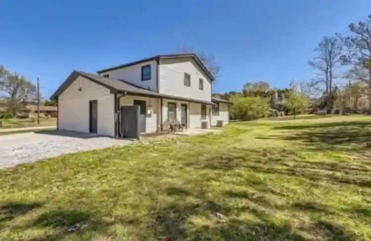 6 BR in Lawrenceville