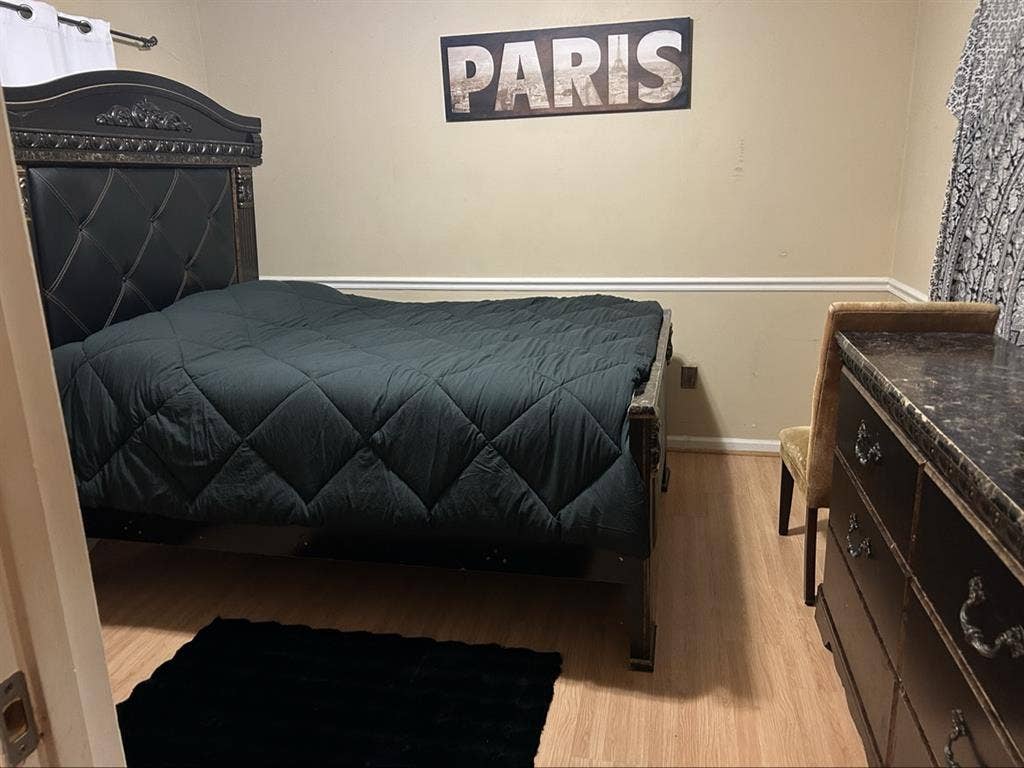 Looking for female roommate 4 room