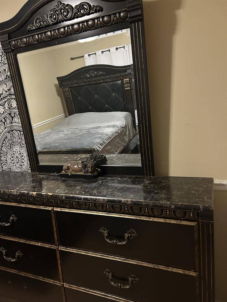 Looking for female roommate 4 room