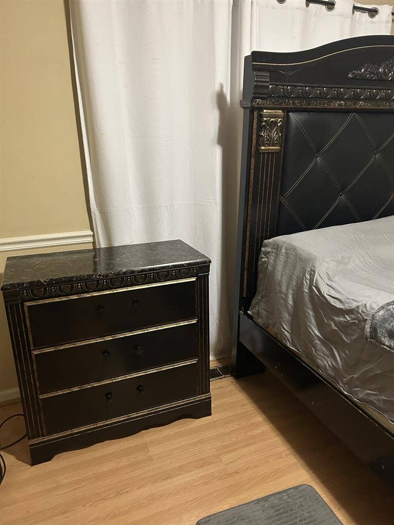 Looking for female roommate 4 room