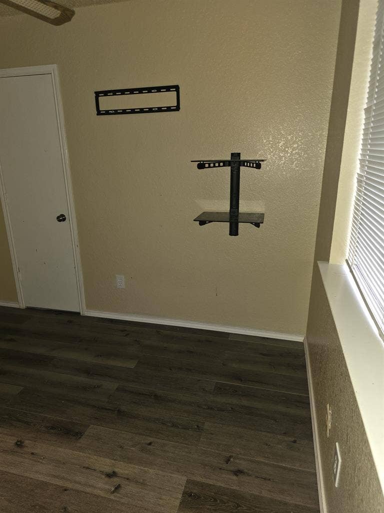 Decent size room available $.