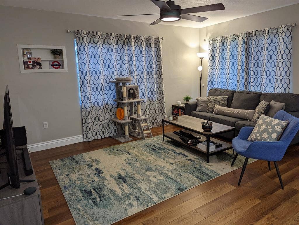 Room Available Hourglass District!