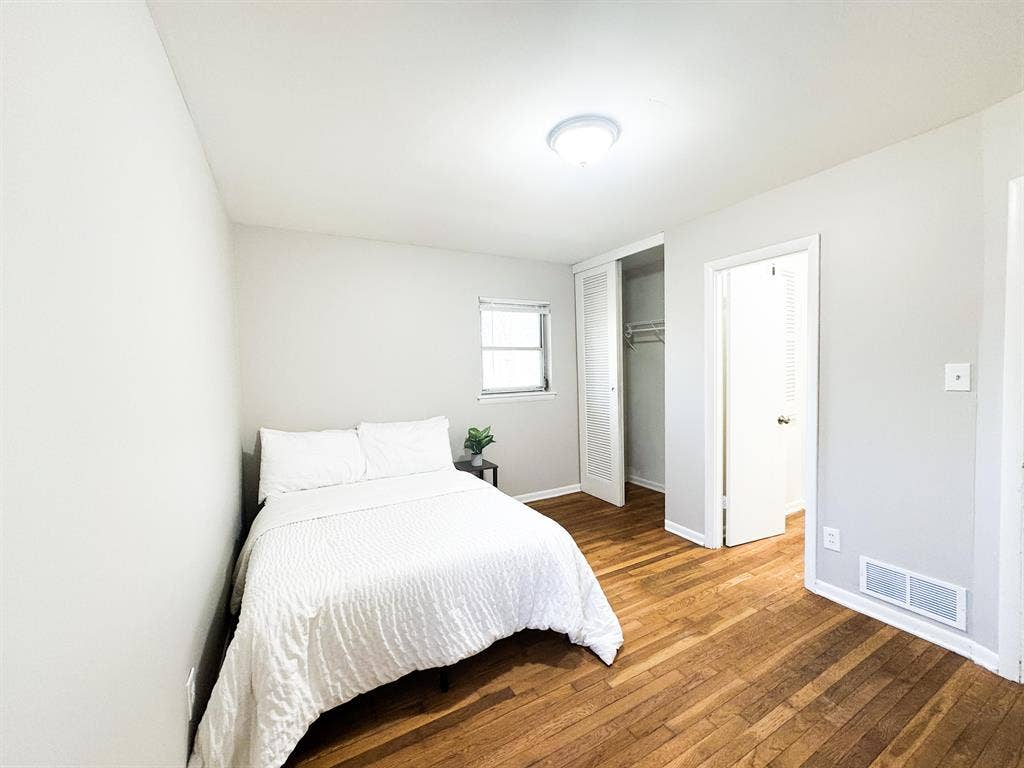 8 BR in Forest Park
