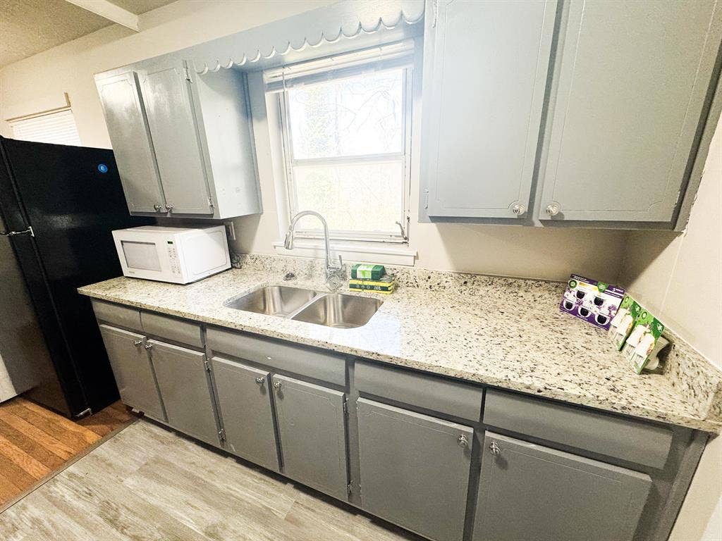8 BR in Forest Park