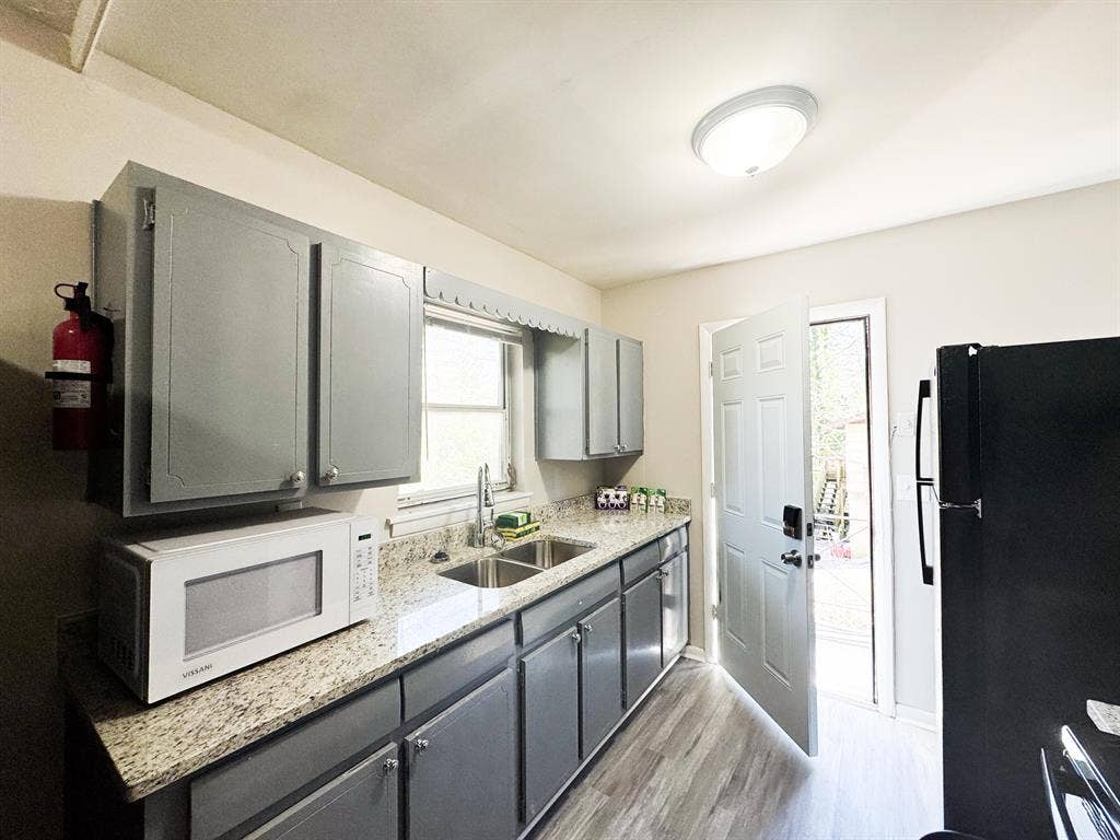 8 BR in Forest Park