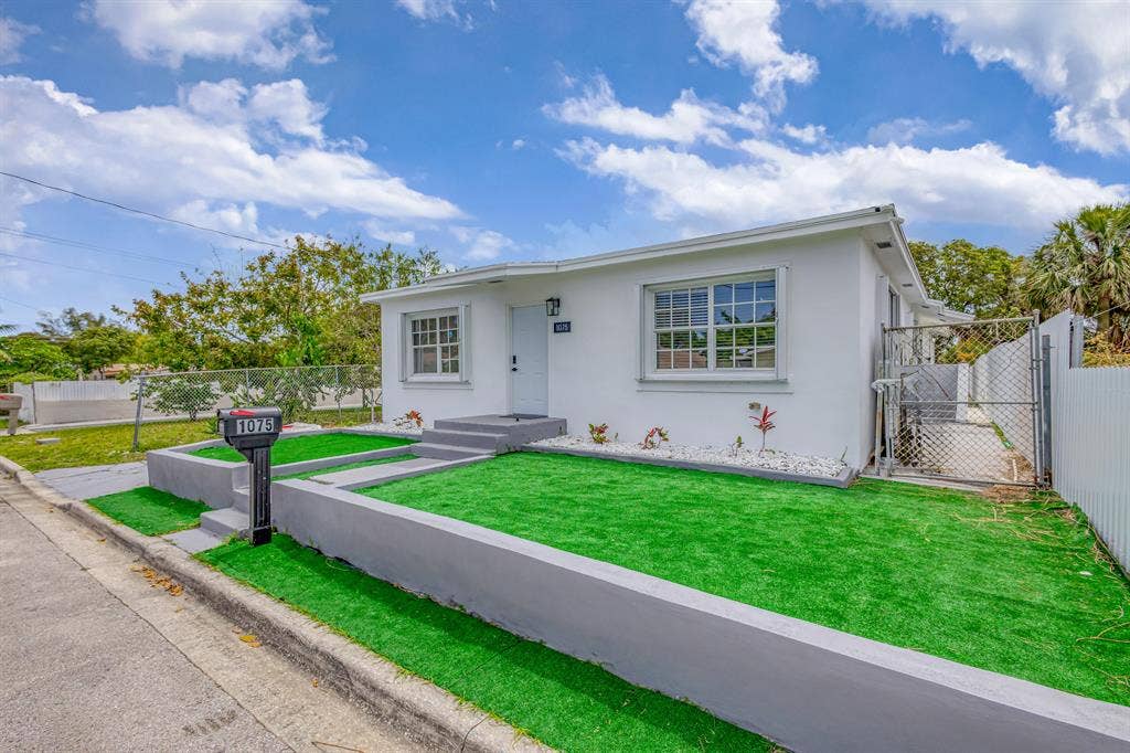 7 BR in Riviera Beach