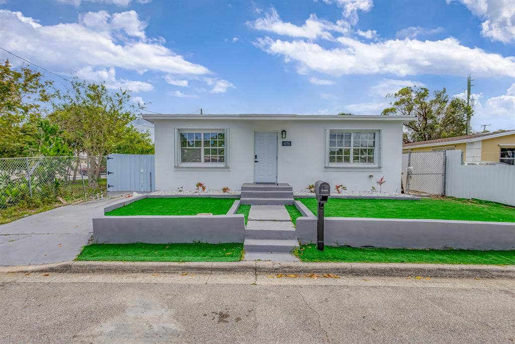 7 BR in Riviera Beach