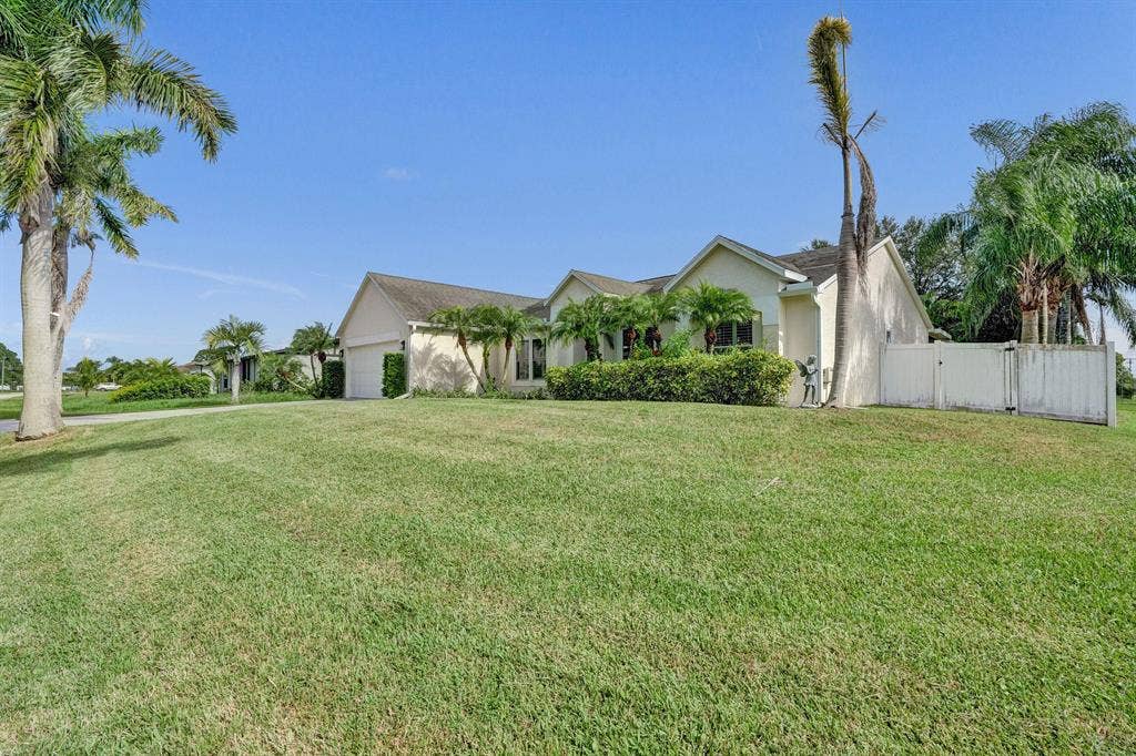 8 BR in Port St. Lucie