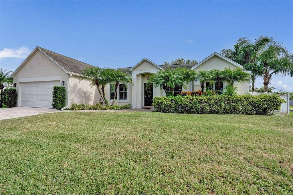 8 BR in Port St. Lucie